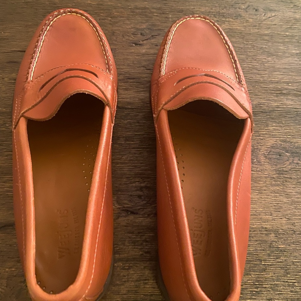 Mens Weejuns hundred percent leather loafers, soft leather